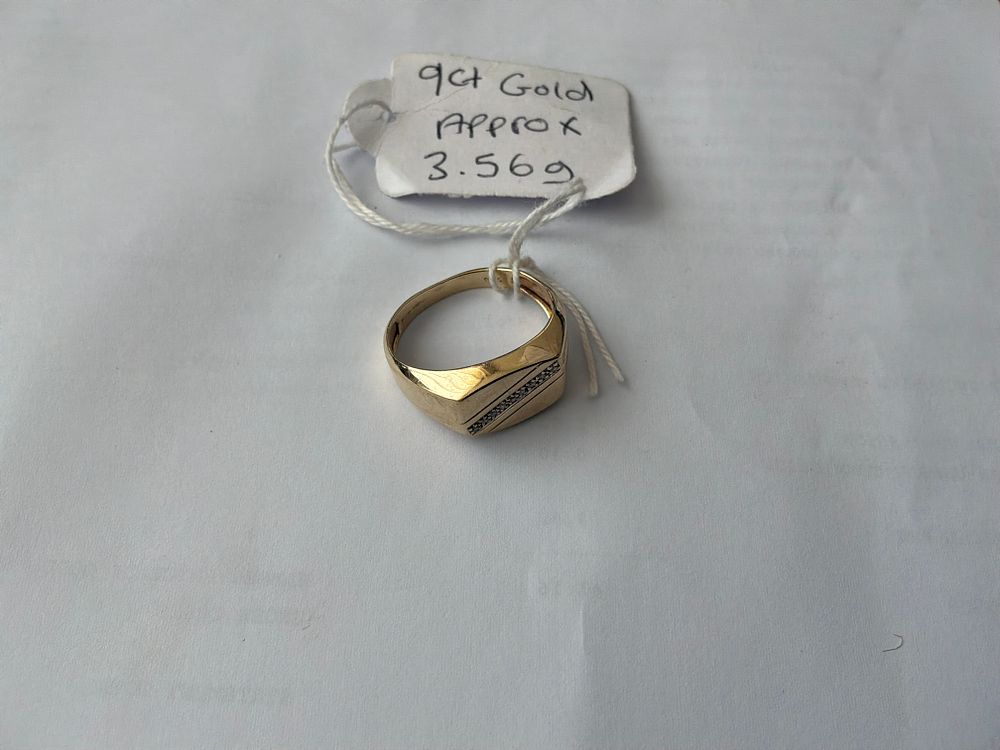 Lot 195: 9ct Gold signet ring - approximately 3.5g