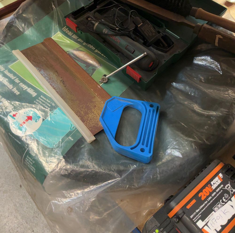 Lot 194: A Collection of Bosch and Worx Power and Hand Tools