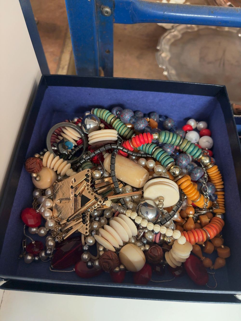 Lot 264: An Assortment of Vintage and Contemporary Costume Jewellery including Boxed Earrings and Chain