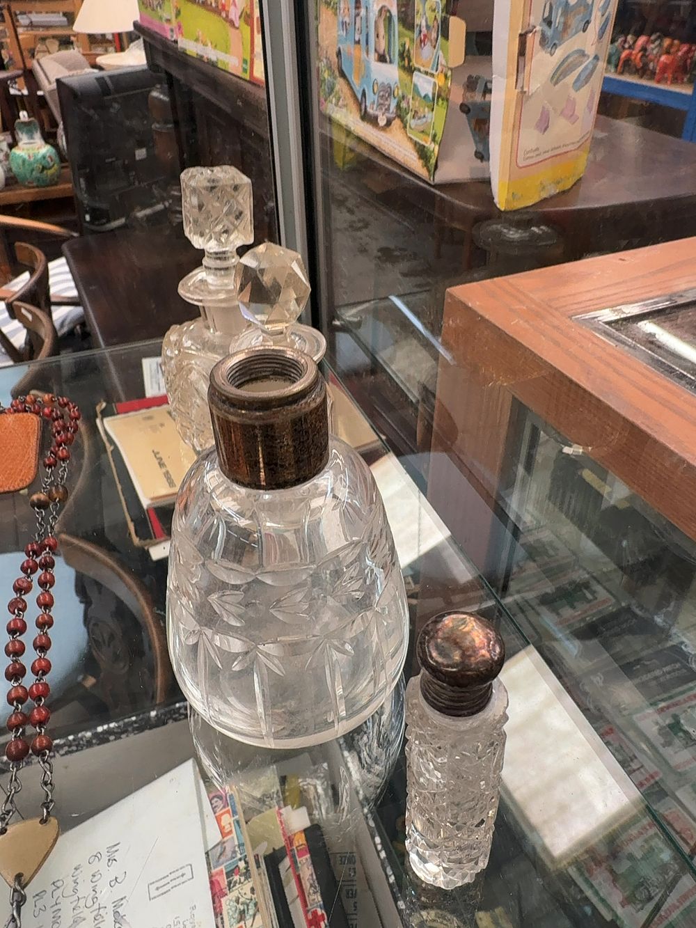 Lot 322: A Collection of Cut Glass and Crystal Scent Bottles