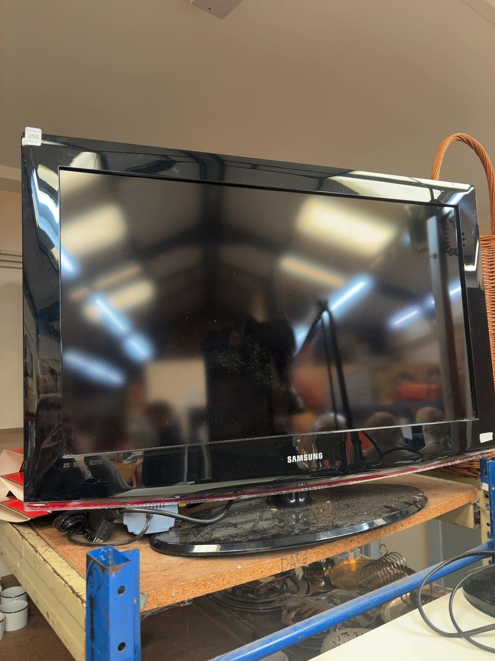 Lot 355: Samsung 32 Inch LCD HD Television