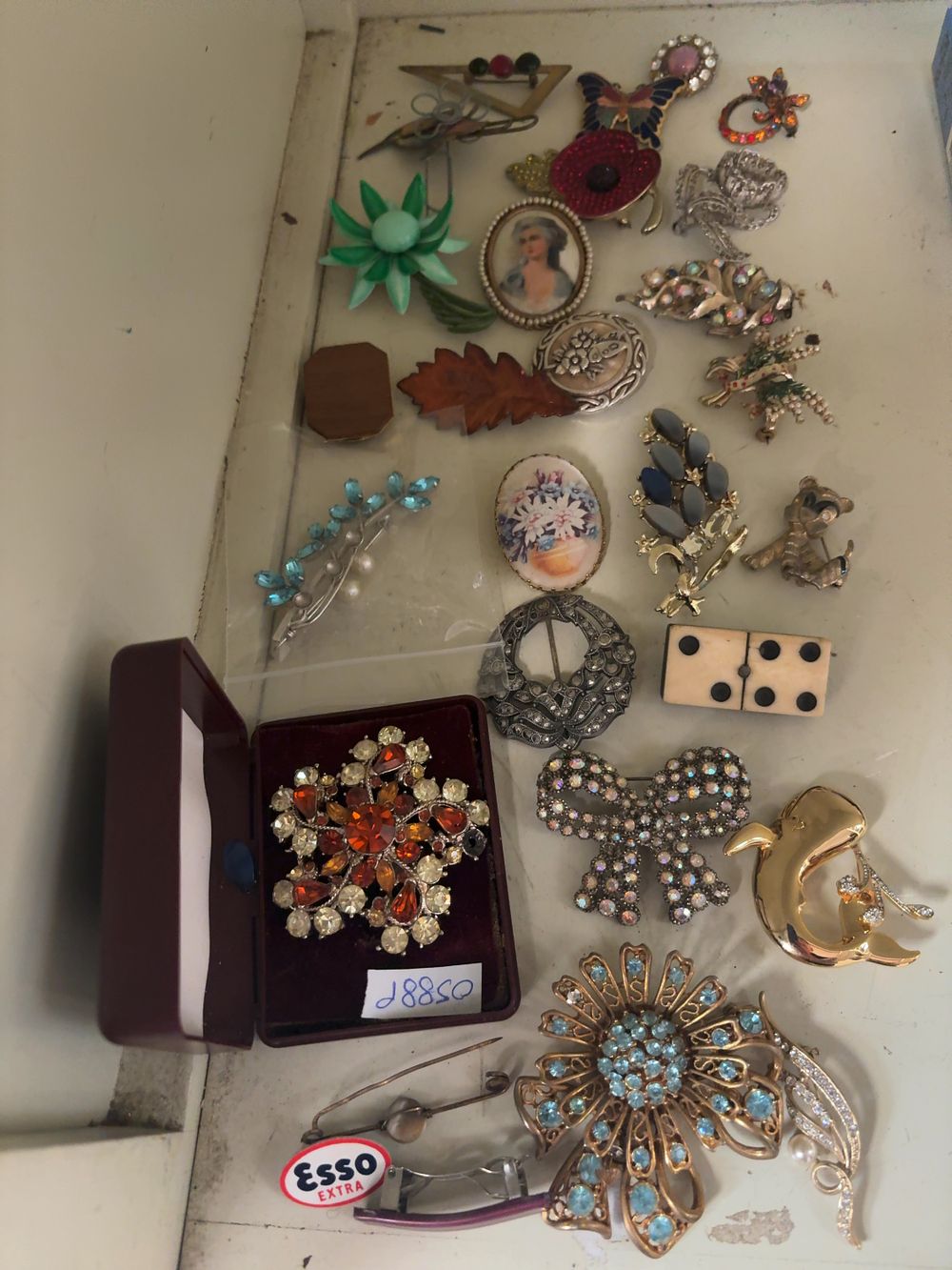 Lot 366: An Assortment of Vintage Costume Jewellery Brooches and Pins