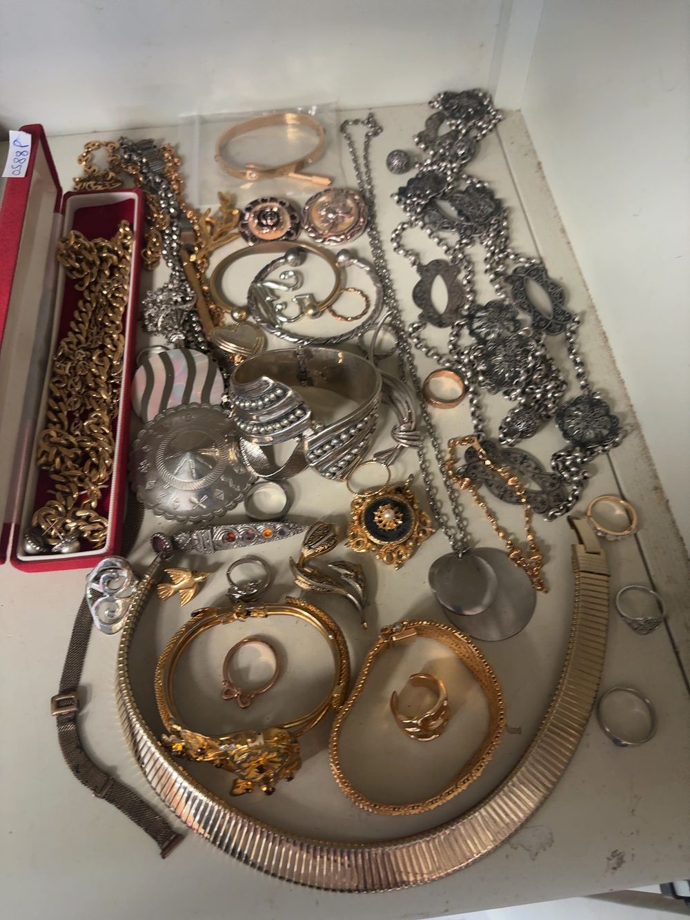 Lot 372: An Assortment of Vintage and Contemporary Costume Jewellery