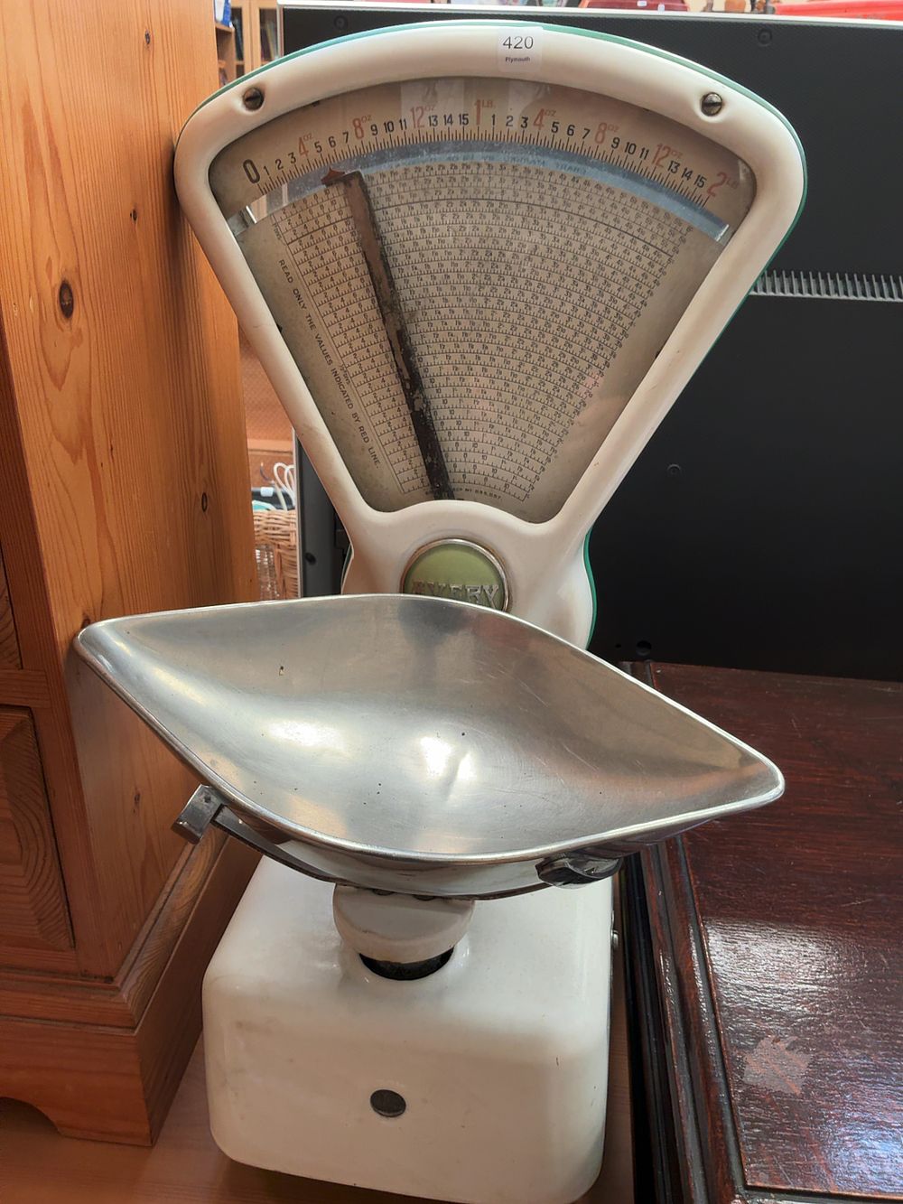 Lot 420: An Avery enamelled two pound mechanical shop fan scale