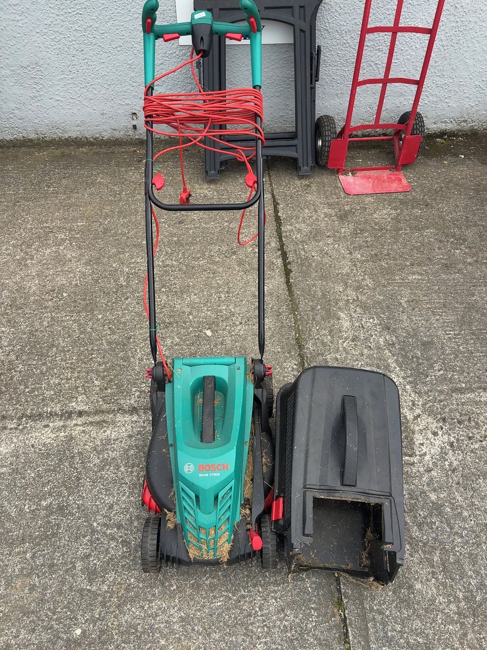 Lot 489: A Group of 5 Items of Garden and Workshop Equipment including a Bosch Rotak 370ER Lawnmower