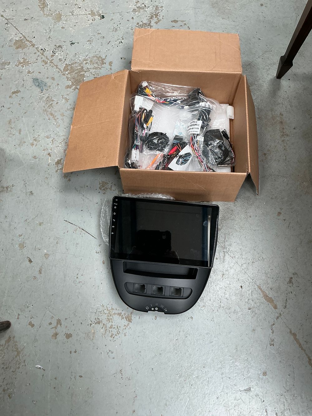 Lot 401: Aftermarket Android Car Radio Infotainment Kit Model C7281 for Toyota Aygo Peugeot 107 and Citroen C1