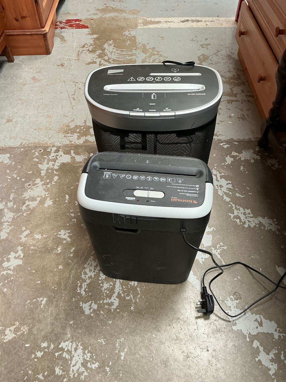 Lot 418: Two Electric Paper Shredders Comprising Ryman XC808M and Bonsaii C237-B Models