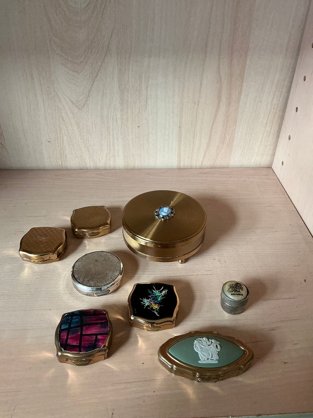 Lot 365: A Collection of Vintage Decorative Trinket and Pill Boxes