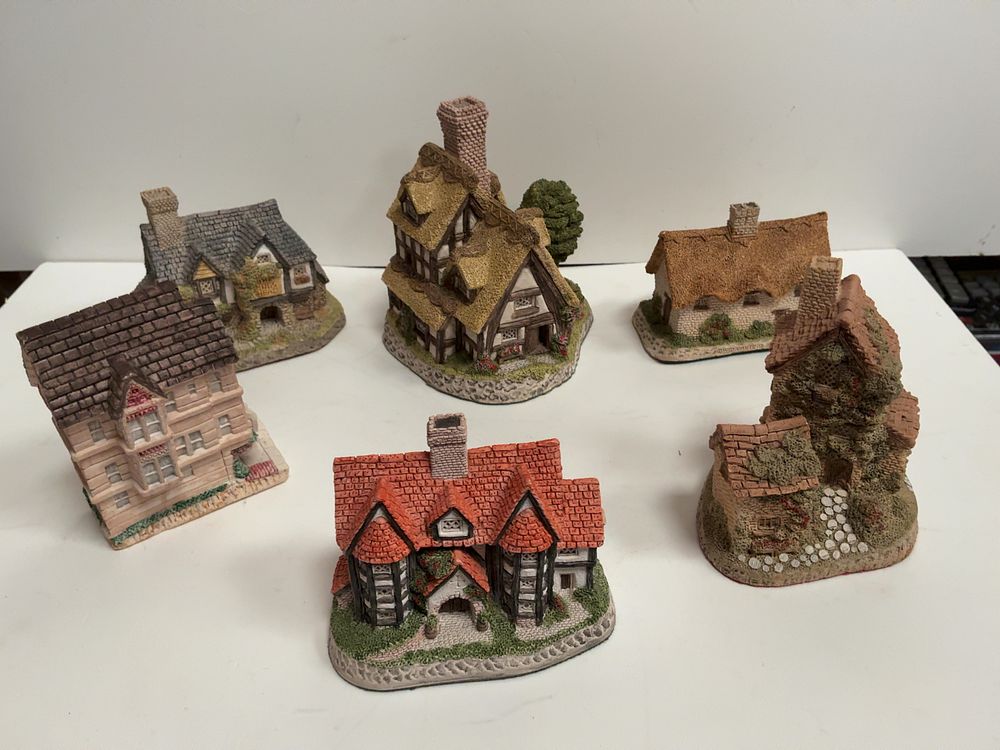 Lot 183: A Collection of Thirteen David Winter Hand-Painted Miniature Cottages and Building Models