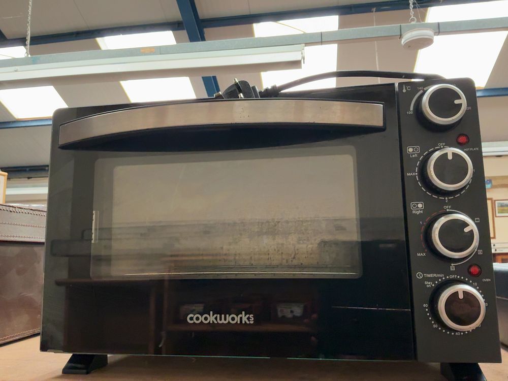 Lot 204: Cookworks 28L Countertop Mini Oven with Twin Hot Plate Hob