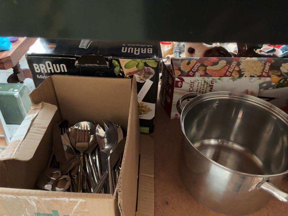 Lot 208: An Assortment of Kitchenware, Small Domestic Appliances, and Decorative Objects