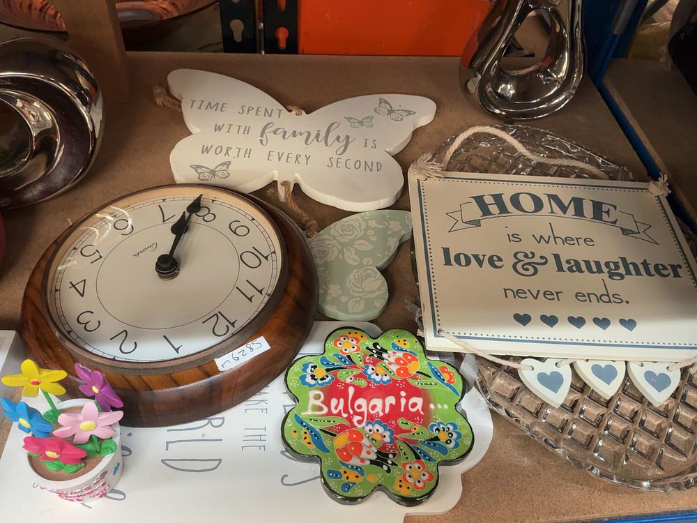 Lot 219: An assortment of contemporary home decorative accessories and giftware