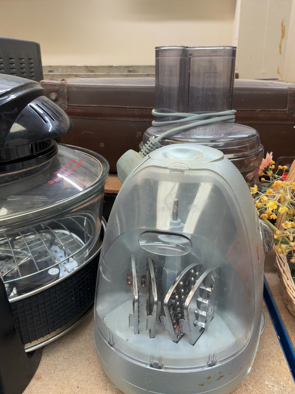 Lot 221: A Collection of Domestic Kitchen Appliances including Tower Air Fryer and Cookshop Halogen Oven