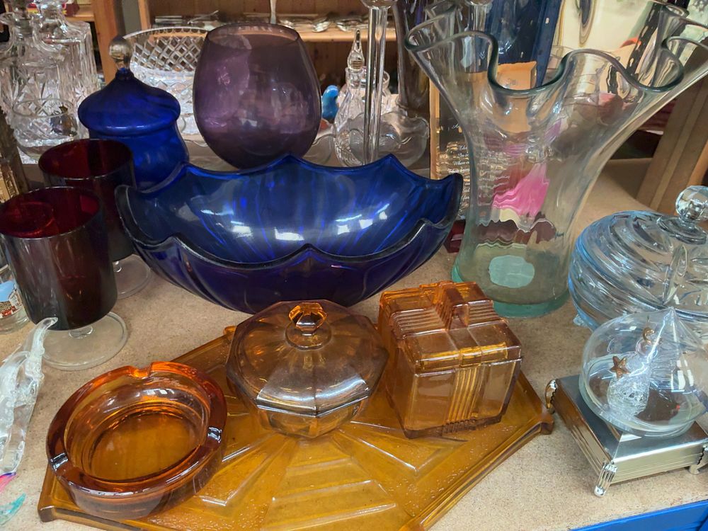Lot 224: An Assortment of 20th-century Decorative and Table Glassware including a Cobalt Blue Centrepiece Bowl and Amber Vanity Set