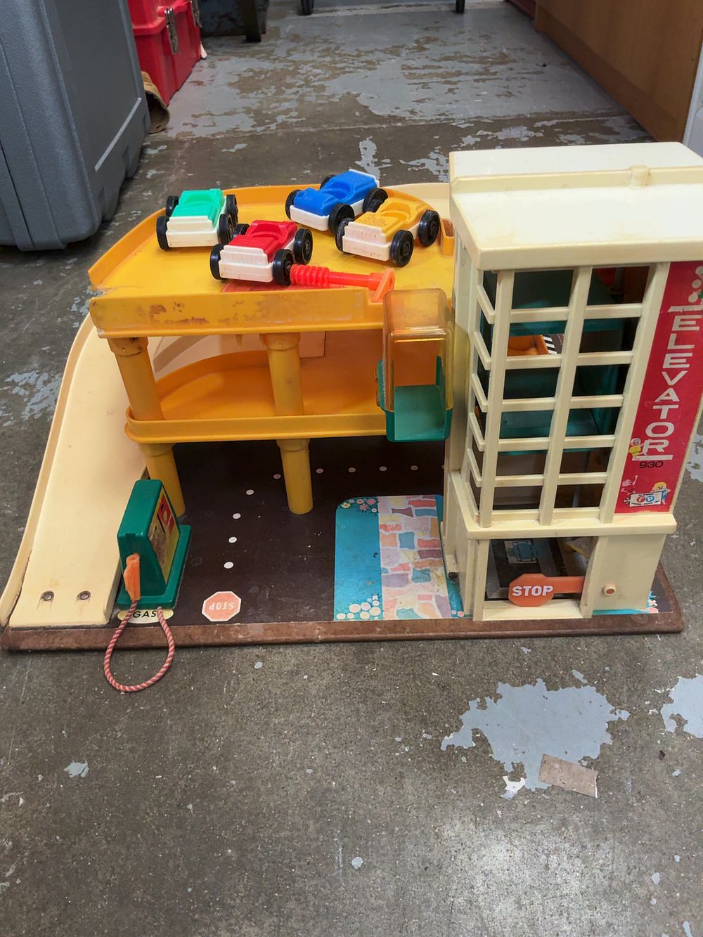 Lot 389: Fisher-Price Toys Play Family Action Garage Model 930