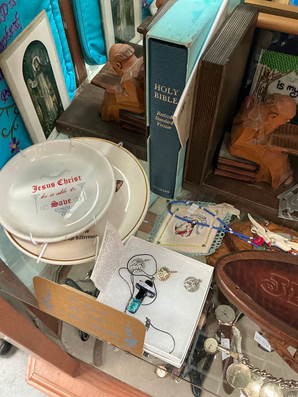 Lot 292: A Collection of Religious and Inspirational Decorative Items and Ephemera