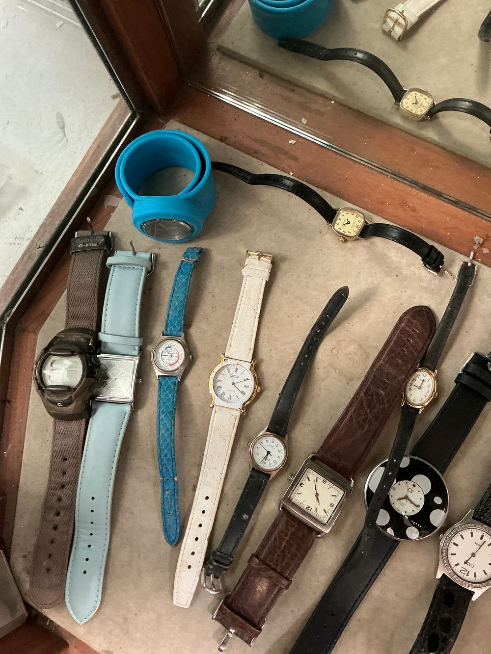 Lot 293: An Assortment of approximately 25 Mixed Brand Wristwatches and Watch Heads including Seiko, Gucci, and Casio