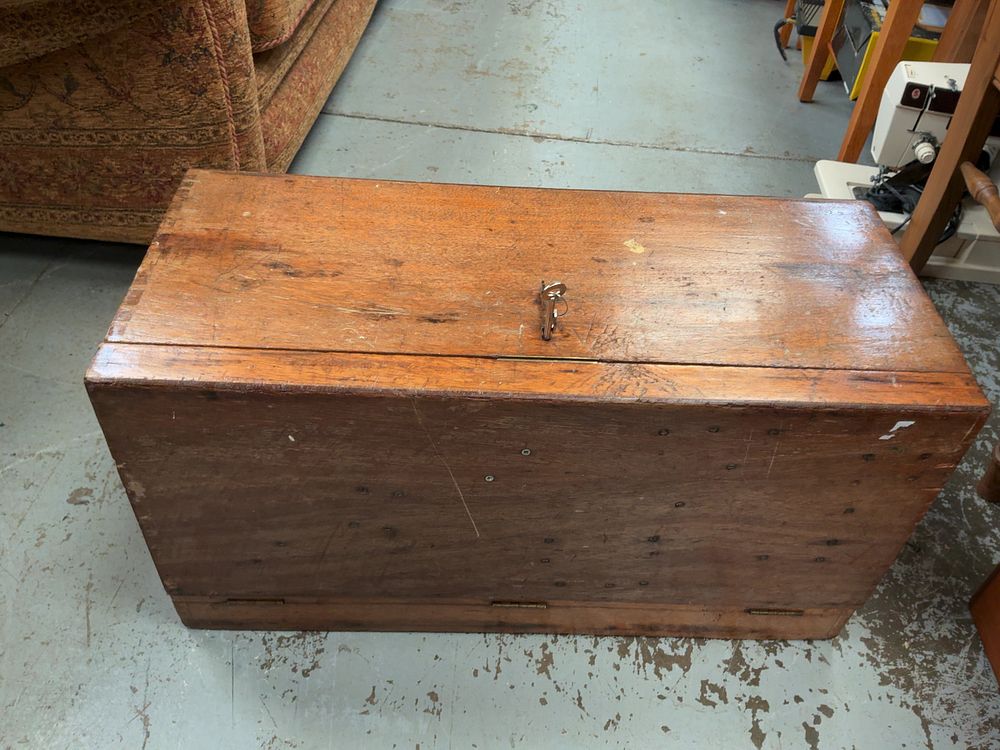 Lot 303: A mid-20th-century dovetailed pine joiner's tool chest containing an assortment of woodworking hand tools