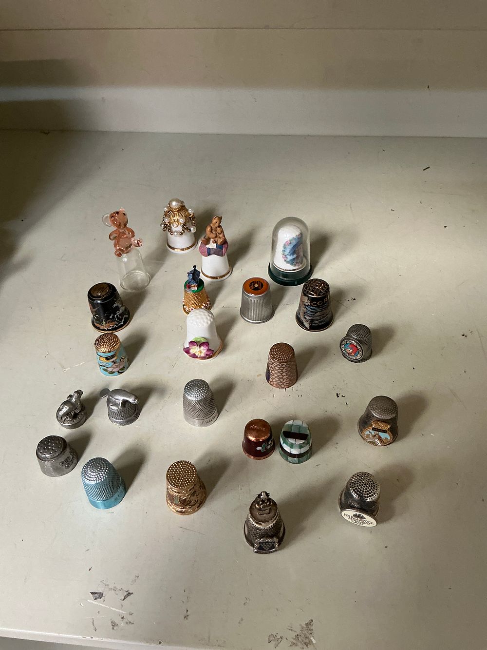 Lot 343: A Collection of Vintage Decorative and Souvenir Thimbles