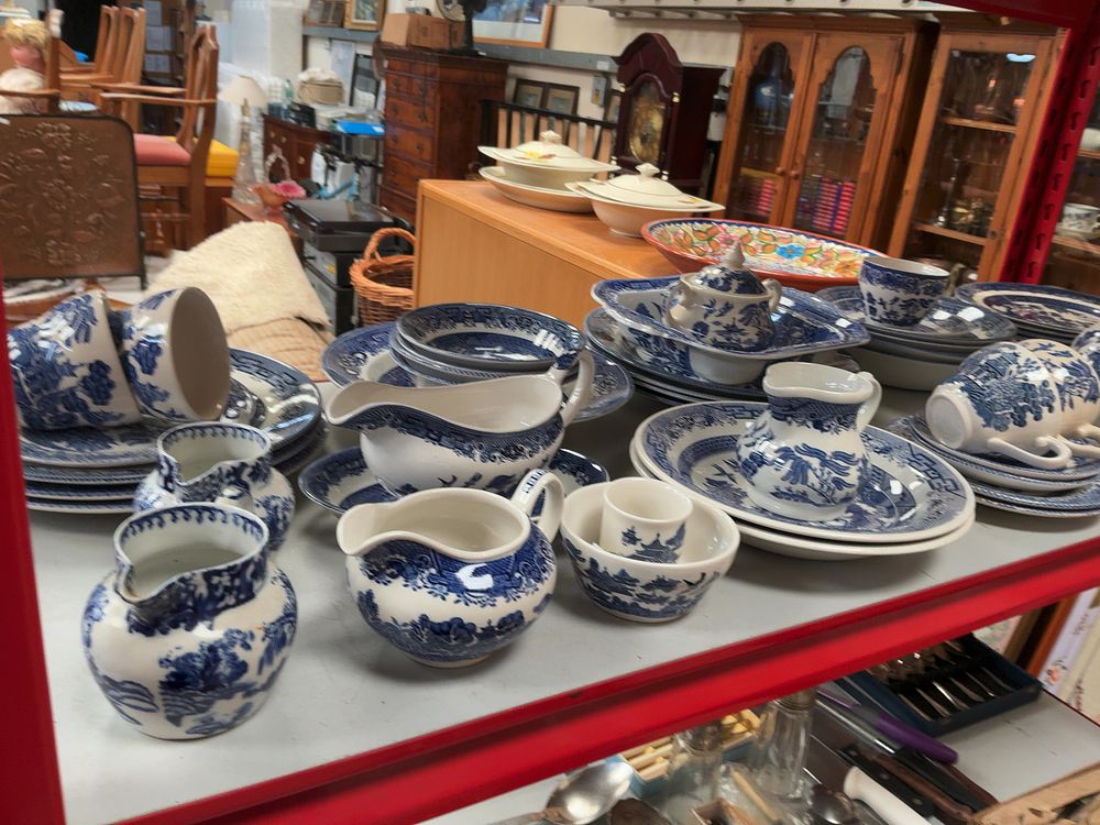 Lot 352: A Collection of English Blue and White Transfer-Decorated Willow and Ming Pattern Tableware