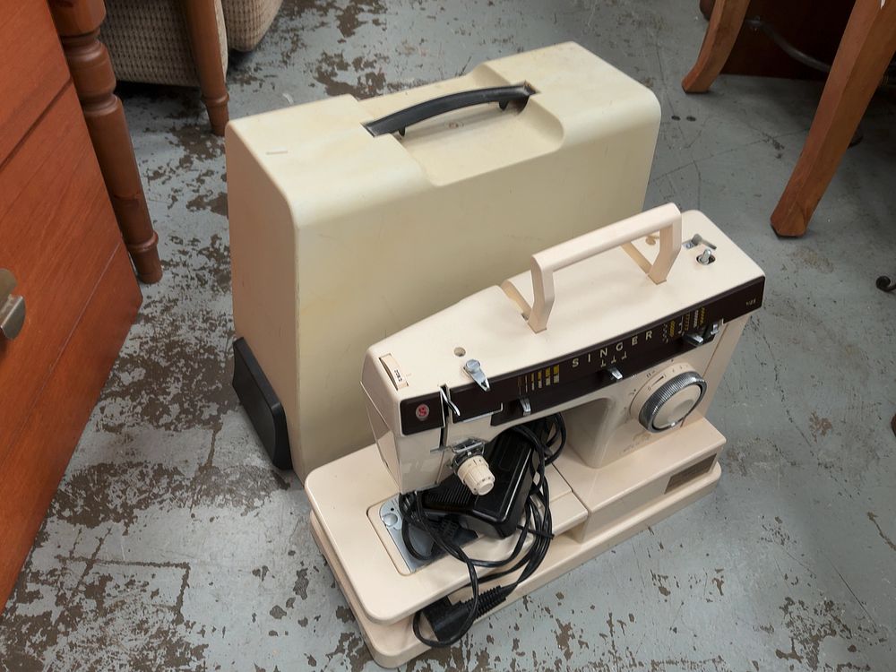 Lot 364: A Singer Model 7105 Electric Sewing Machine and Carrying Case
