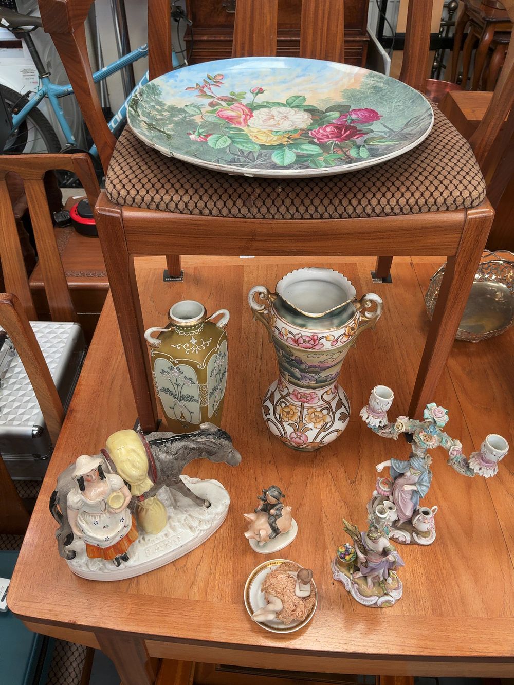 Lot 366: An Assortment of European and Japanese Export Porcelain and Ceramic Decorative Items