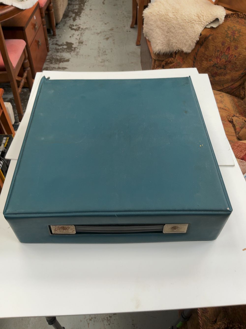 Lot 370: Olivetti Lettera 32 Portable Typewriter with Carrying Case