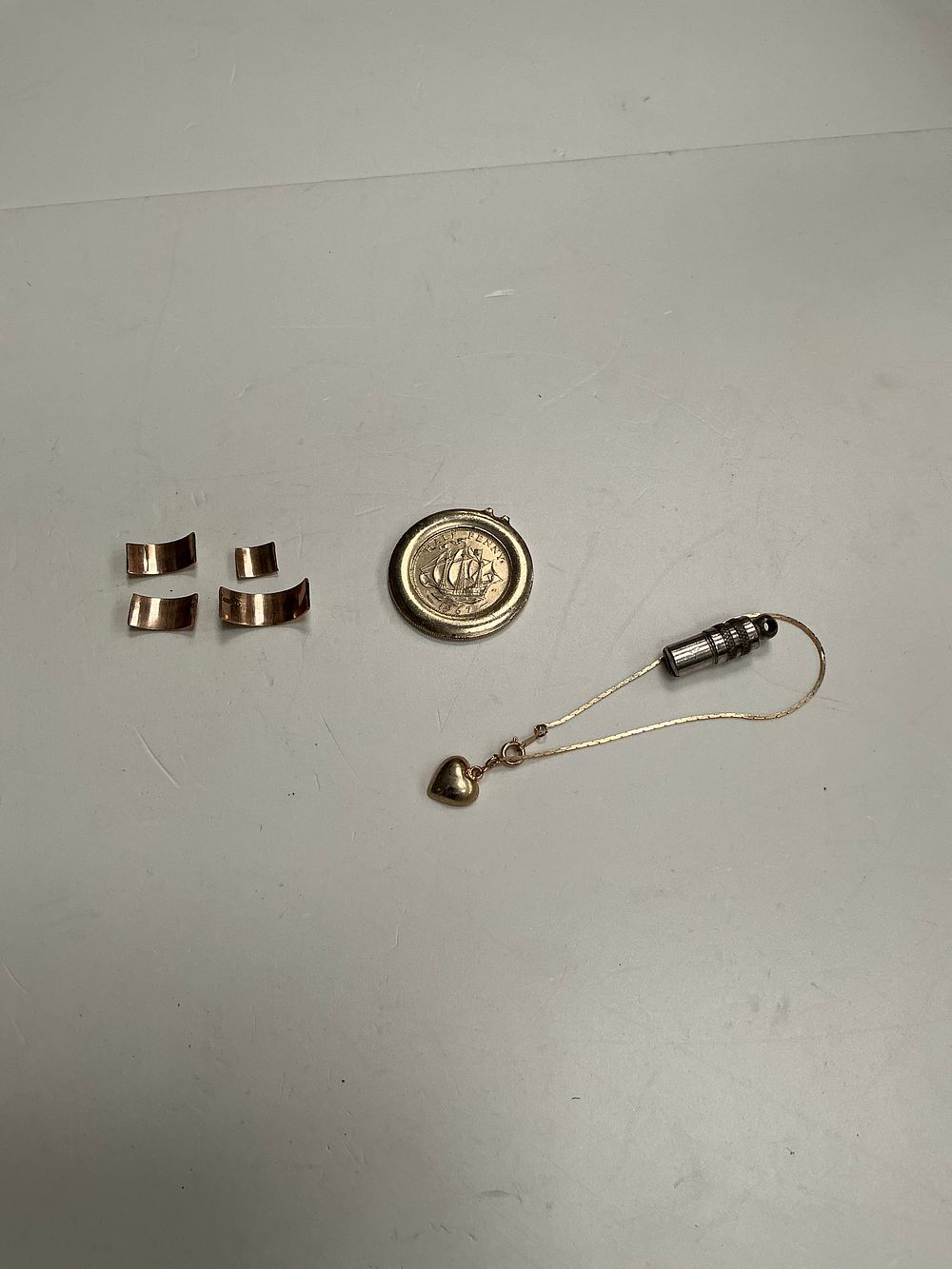 Lot 132: A Collection of Yellow and Rose Metal Jewellery and Components