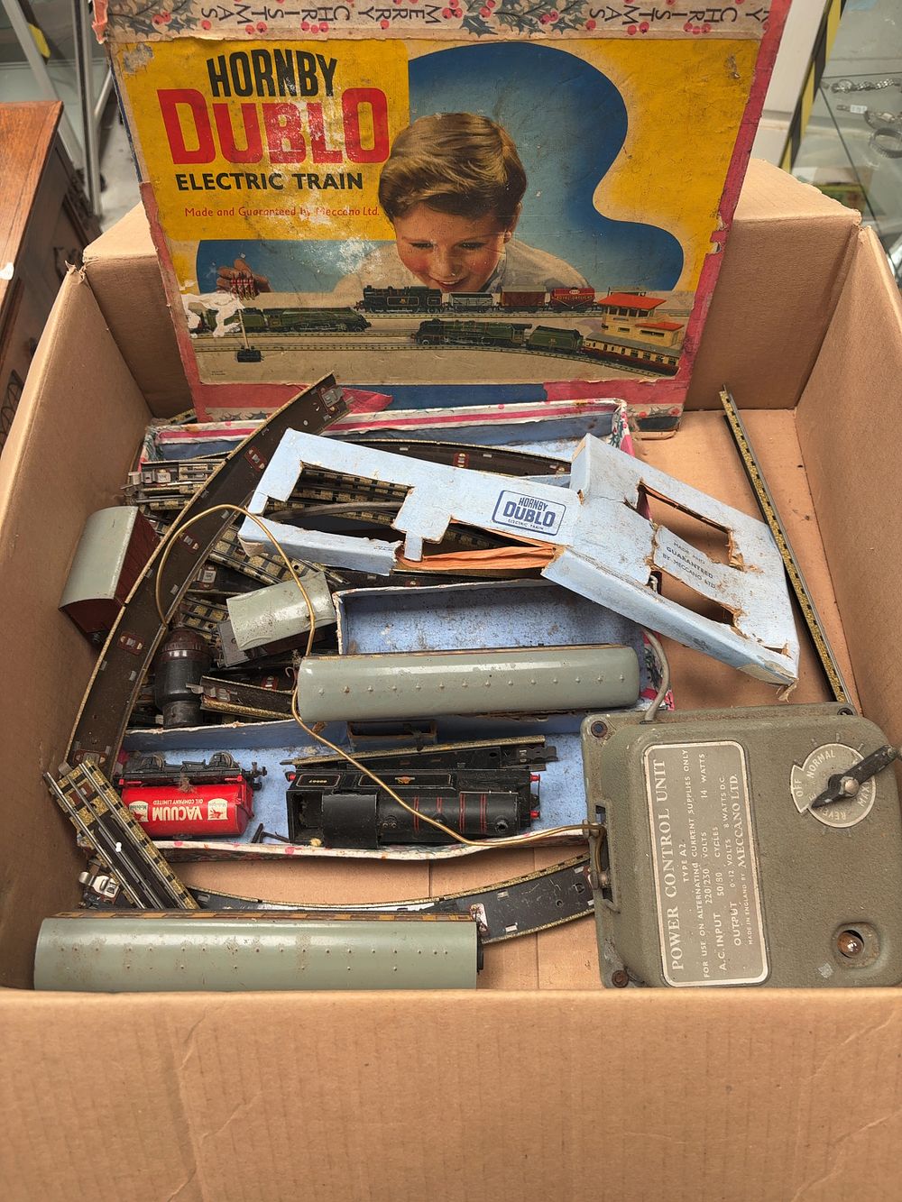 Lot 439: A Hornby Dublo 3-Rail Electric Train Set by Meccano Ltd in Original Box
