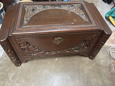 Mid-20th-Century Chinese Carved Camphor Wood Chest. A mid-20th-century Chinese export chest 