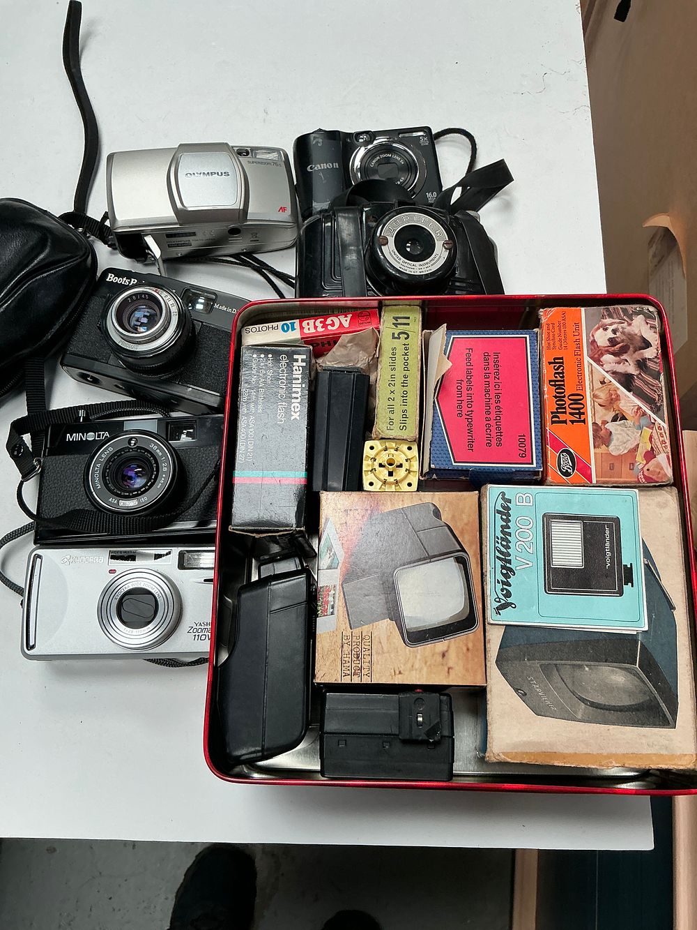 Lot 224: A Collection of 35mm Compact Cameras, Vintage Cameras, and Photographic Accessories
