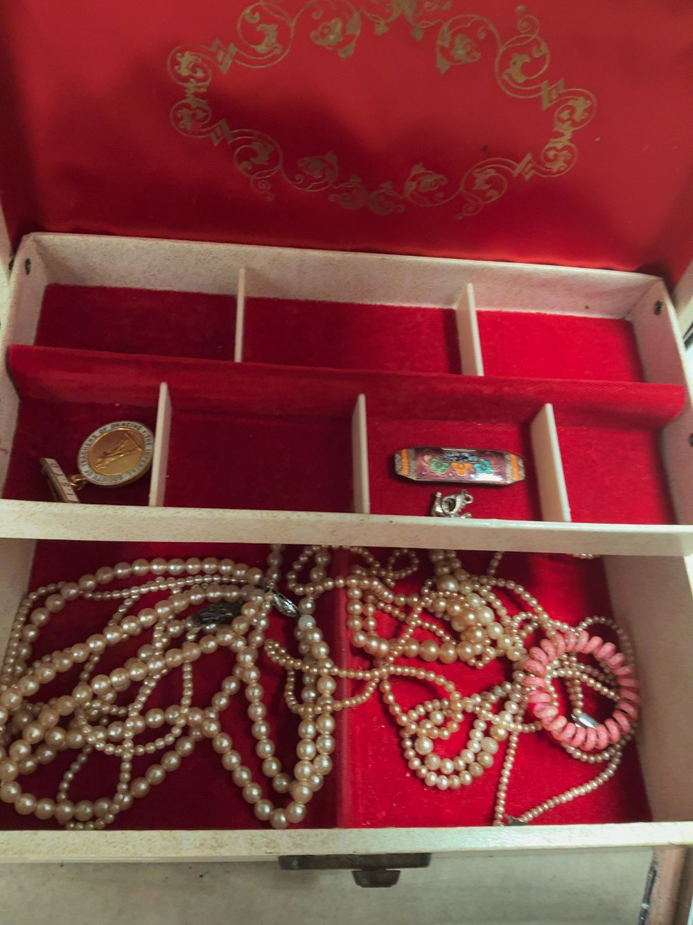 Lot 274: A Collection of Vintage Costume Jewellery and Associated Storage Cases