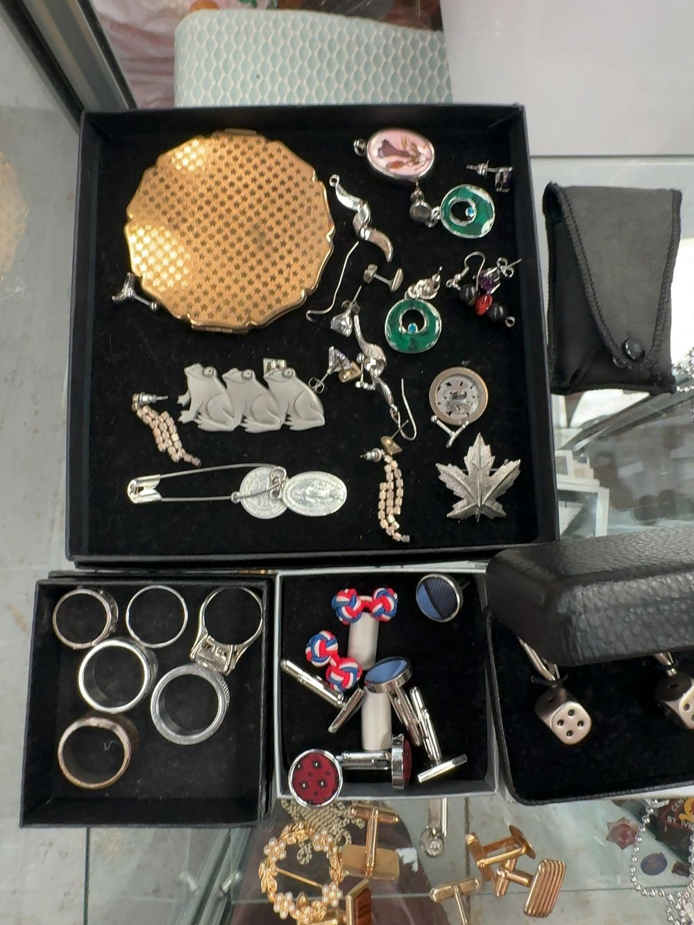 Lot 281: An Assortment of Vintage and Contemporary Jewellery and Personal Accessories