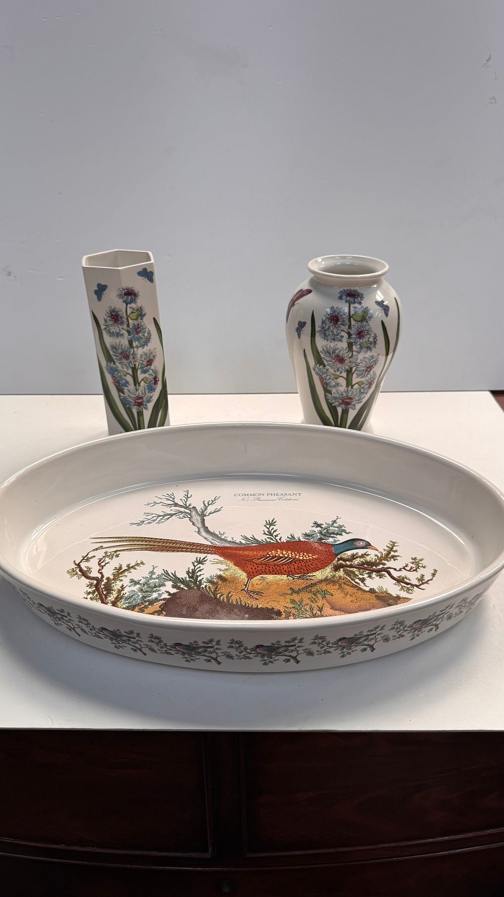 Lot 300: A Trio of Portmeirion Ceramic Items Including a Birds of Britain Platter and Two Botanic Garden Vases