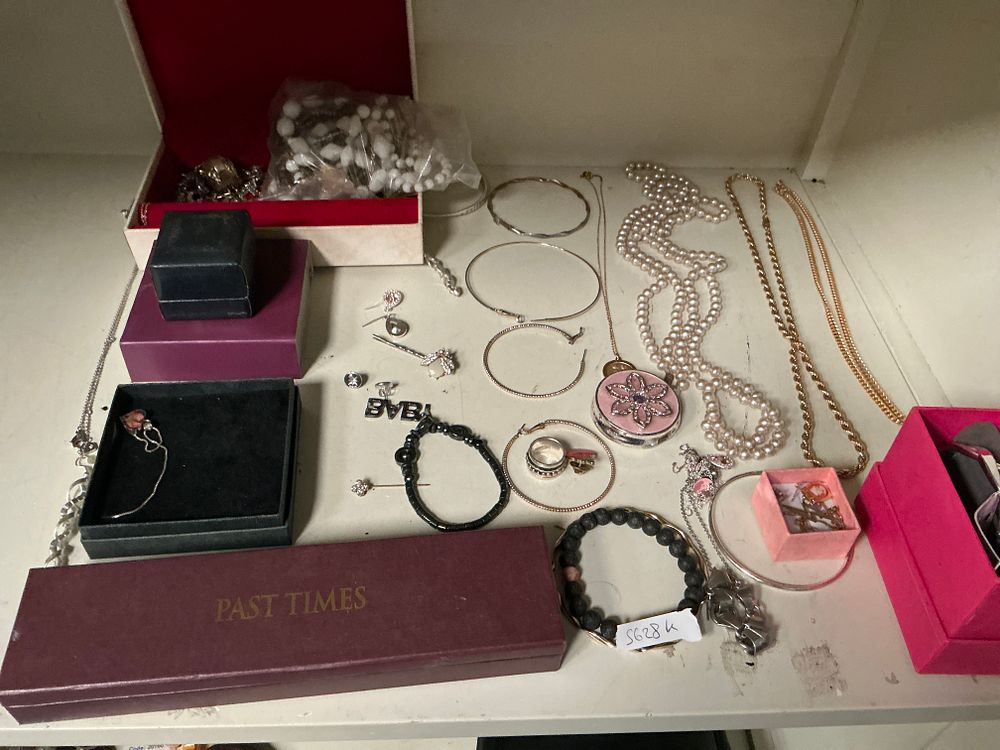 Lot 328: An Assortment of Vintage and Contemporary Costume Jewellery