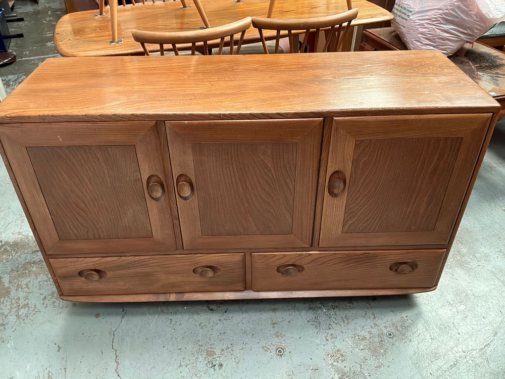 Lot 343: Ercol Windsor Model 468 Sideboard in Elm and Beech