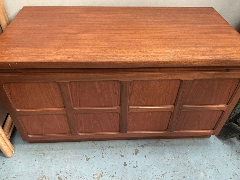 Lot 355: Nathan Furniture Mid-Century Modern Teak Low TV and Video Unit Model 5304