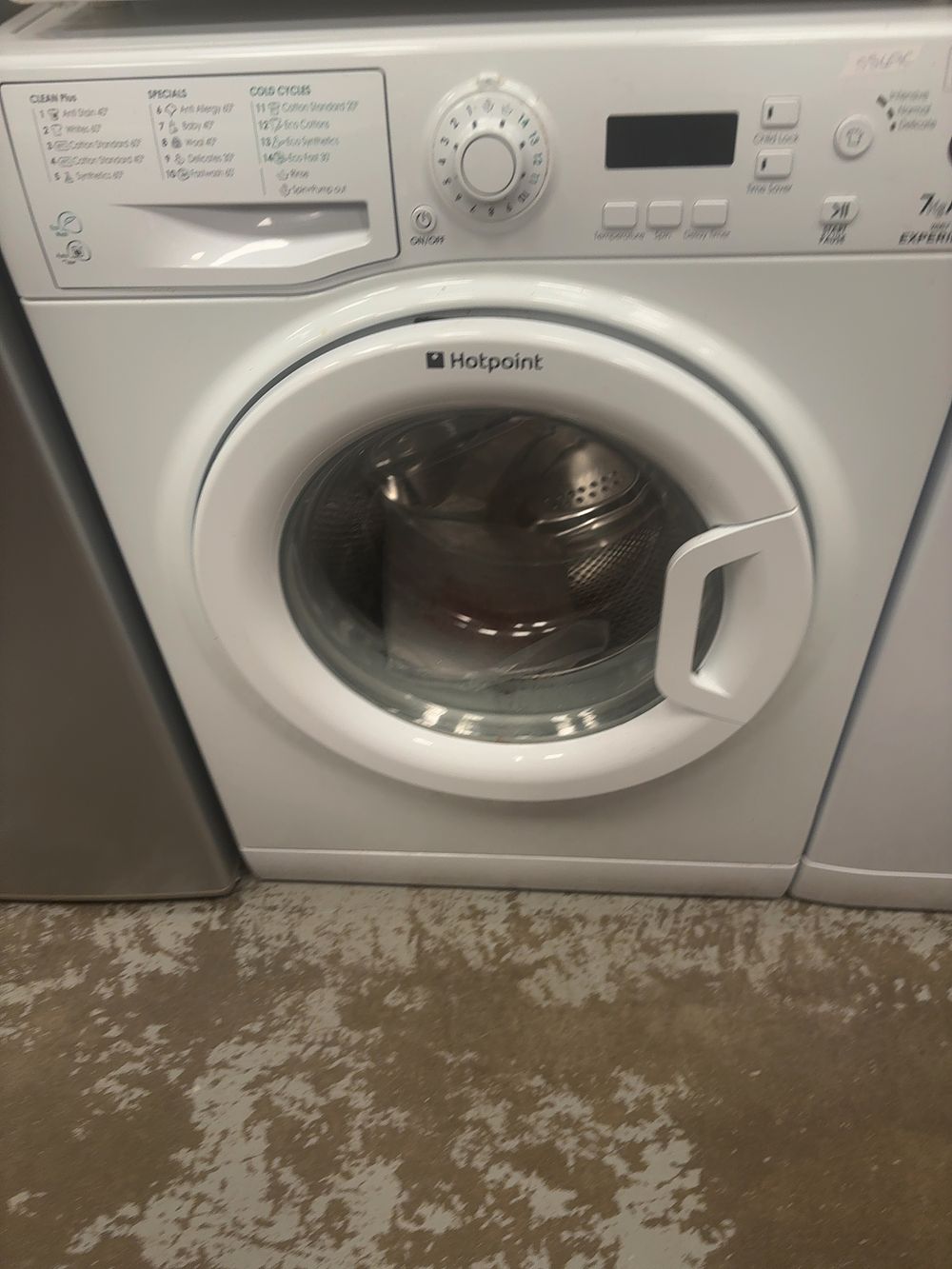 Lot 372: Hotpoint Experience WMF 742 7kg Front Loading Washing Machine