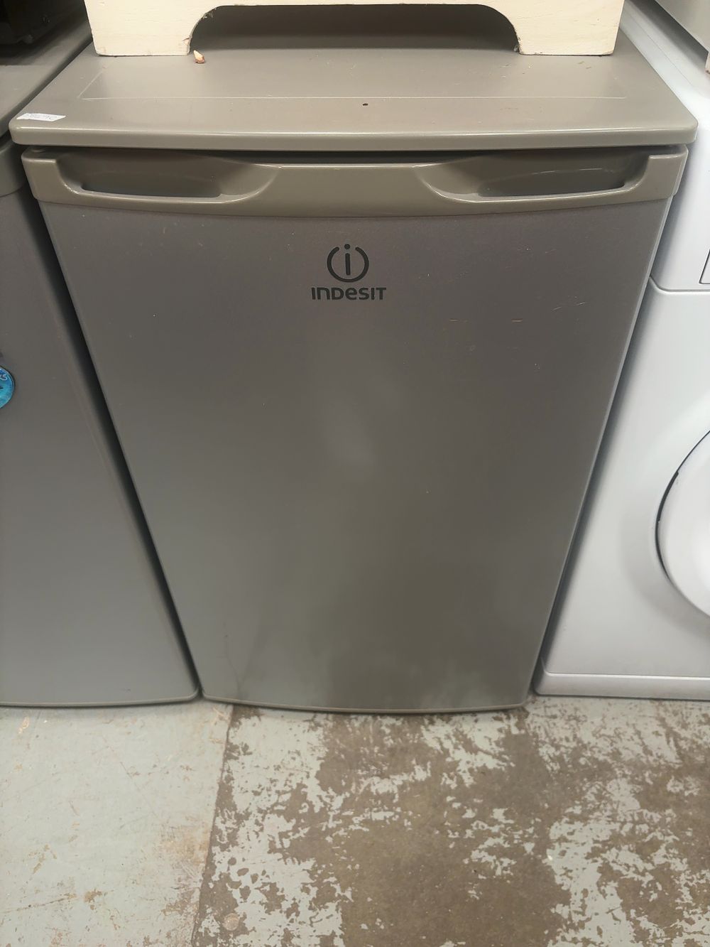 Lot 374: Indesit Silver-Tone Under-Counter Larder Refrigerator