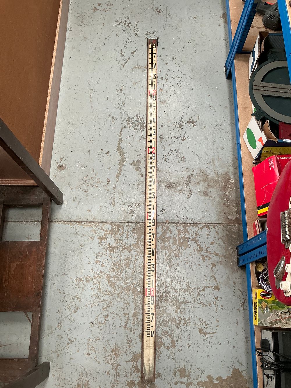 Lot 214: A vintage mahogany surveyor's leveling staff section