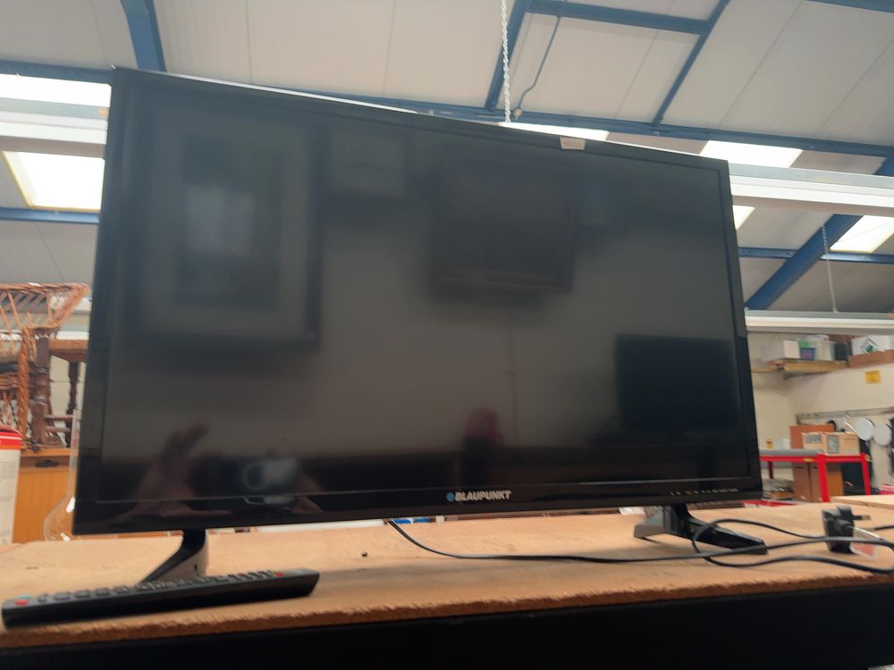 Lot 100: Blaupunkt 32-Inch LED Television Model 32/148Z-GB-11B-EGPDU-UK