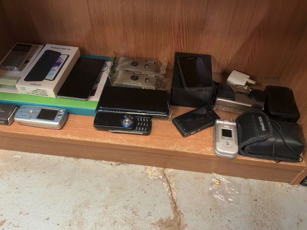 Lot 174: A Collection of Mobile Phones and Cameras including Samsung Galaxy