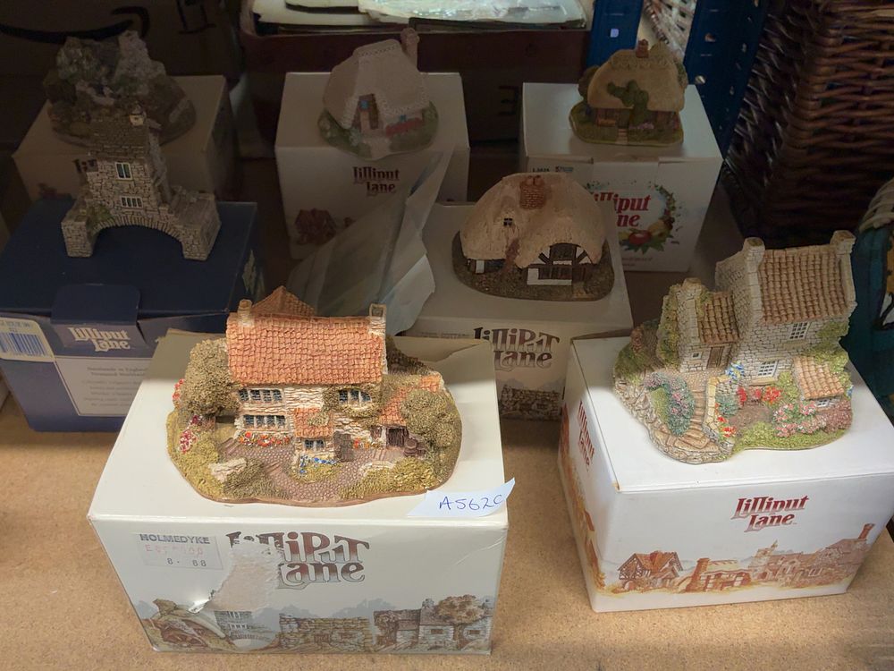 Lot 185: A Collection of fourteen Lilliput Lane Miniature Cottage and Building Figurines