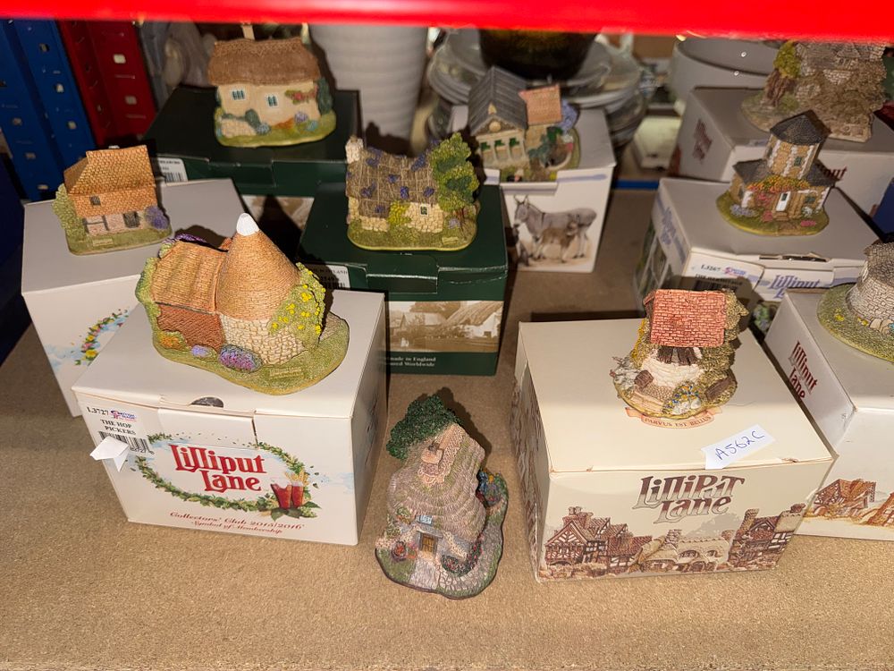 Lot 189: Fourteen Hand-Painted Miniature Building Figurines Including Lilliput Lane and David Winter