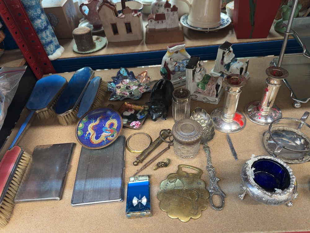 Lot 190: A Collection of Vintage and Antique Metalware, Ceramics, and Decorative Collectables