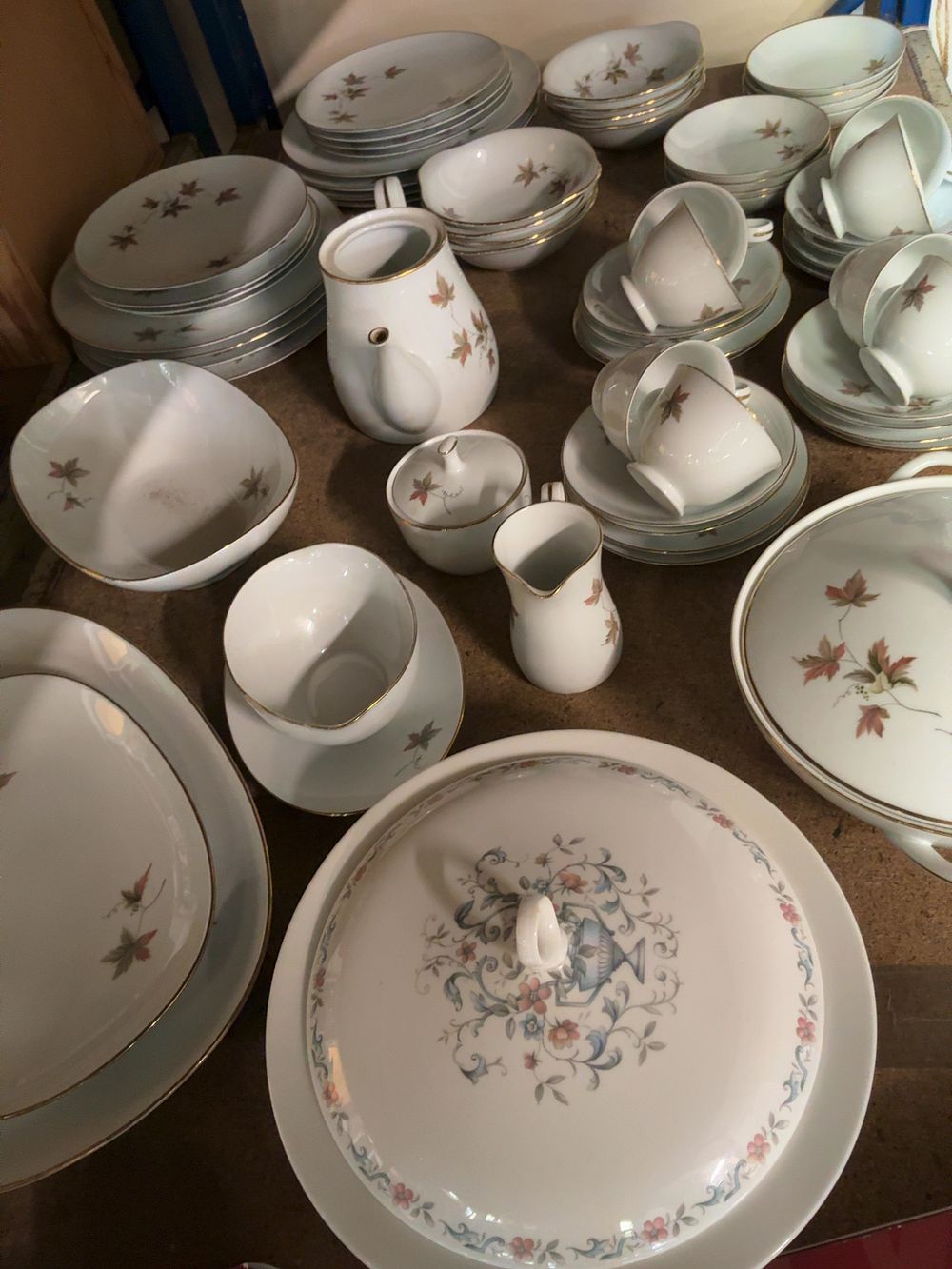 Lot 246: A Collection of Royal Ceramics (RC) Japan Porcelain Benita Pattern Tableware and an Additional Lidded Tureen