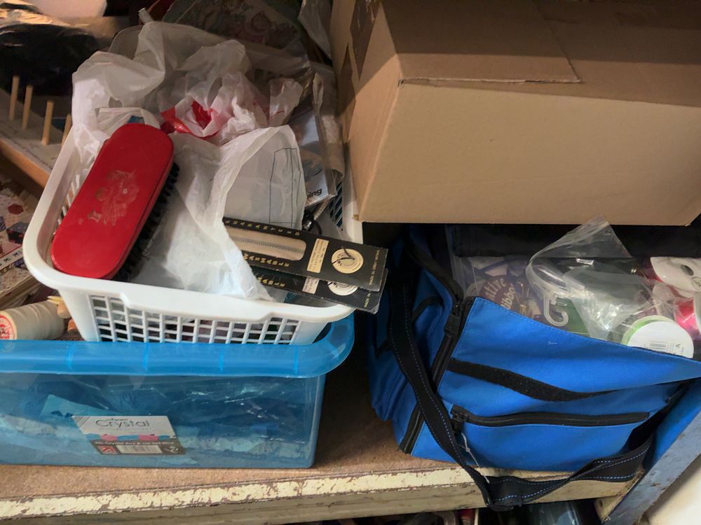 Lot 247: A Collection of Needlecraft and Sewing Accessories