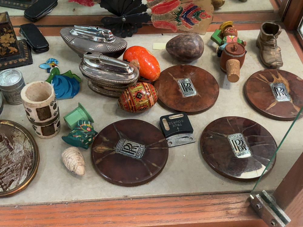 Lot 270: A Collection of Vintage Automobilia and Gentlemen’s Accessories including Rolls-Royce Commemorative Plaques
