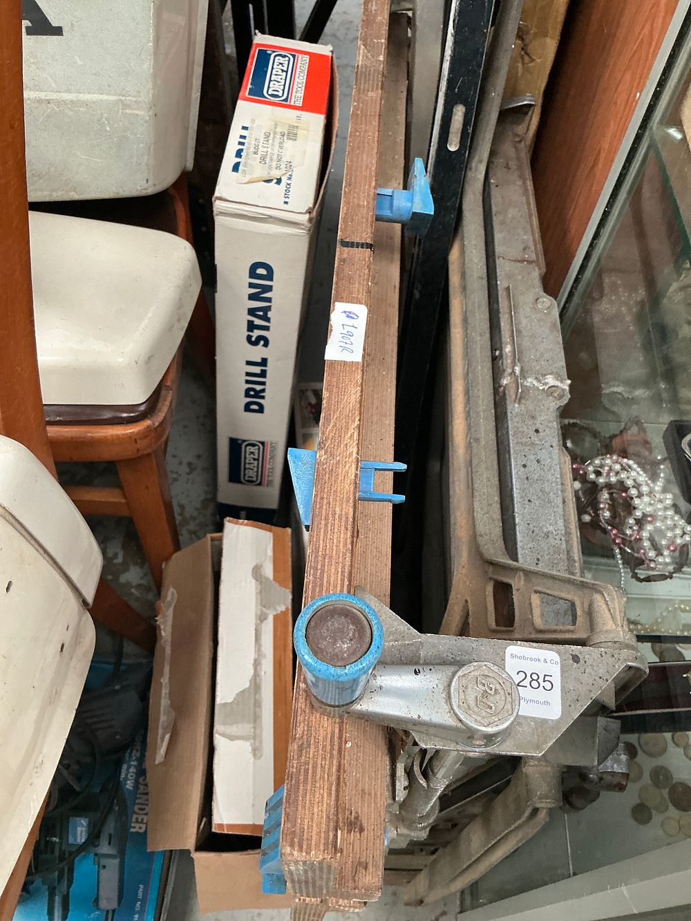 Lot 285: A Collection of Domestic Power Tools and Workshop Equipment including Black and Decker, Draper, and Kreg components