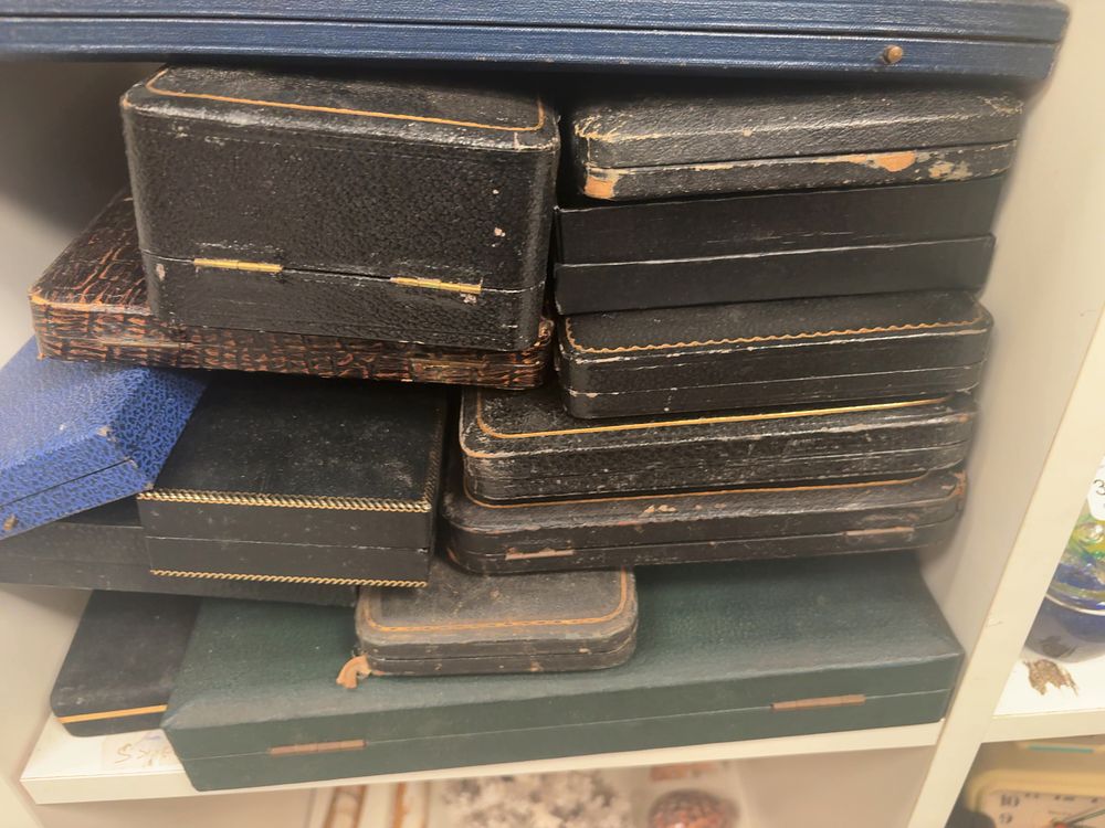 Lot 332: A Collection of Vintage and Antique Presentation Cases and Medal Boxes